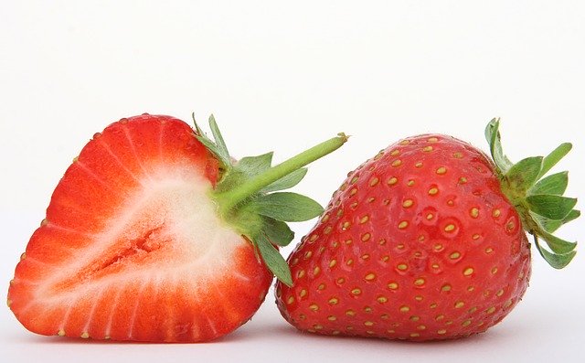 Ideal bei Durchfall: Vanillepudding mit Erdbeeren.